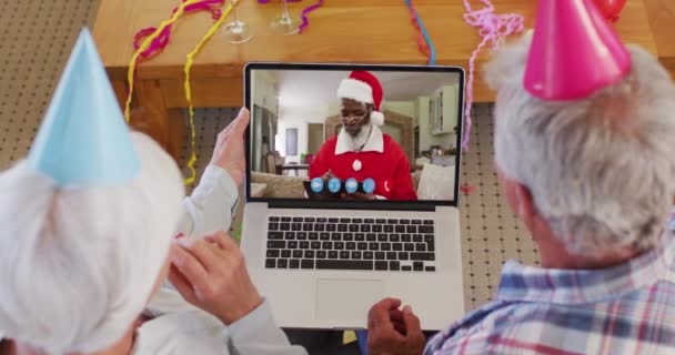 Biała Para Seniorów Kapeluszach Laptopie Podczas Świąt Bożego Narodzenia Domu — Wideo stockowe