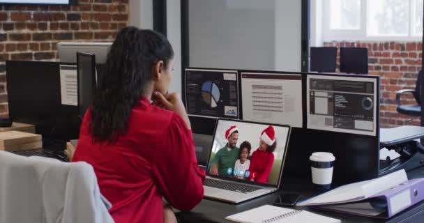 Mujer Raza Mixta Utilizando Ordenador Portátil Chat Vídeo Navidad Oficina — Vídeo de stock