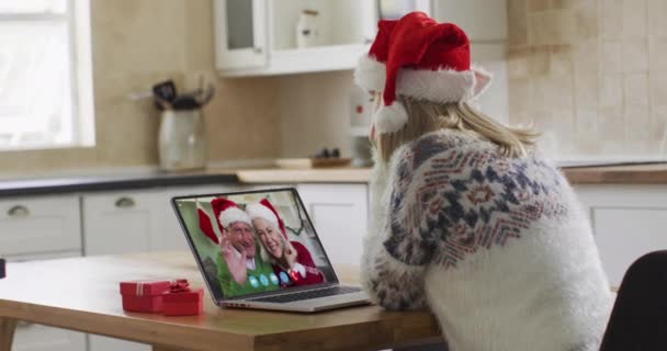 Laptop Görüntülü Sohbetinde Noel Baba Şapkası Takan Beyaz Bir Kadın — Stok video