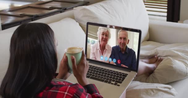 Gemischte Rasse Frau Auf Laptop Video Chat Beim Kaffee Während — Stockvideo