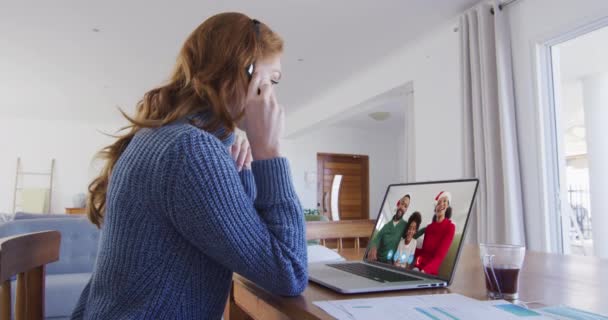 圣诞节期间 在笔记本电脑视频聊天的高加索女人在家里 在圣诞节期间与朋友和家人的交流 — 图库视频影像