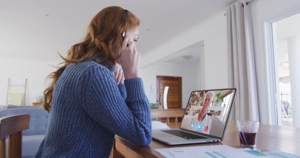 Běloška Videochatech Notebookem Sluchátky Doma Společenské Distancování Spojení Komunikace Přáteli — Stock video