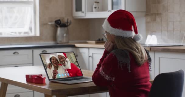 Laptop Görüntülü Sohbetinde Noel Baba Şapkası Takan Beyaz Bir Kadın — Stok video