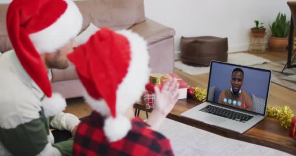 Kaukasische Vader Zoon Dragen Kerstmutsen Laptop Video Chat Tijdens Kerst — Stockvideo