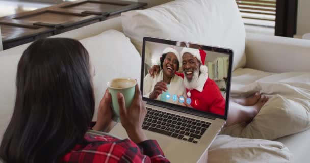 Mujer Raza Mixta Chat Vídeo Portátil Tomando Café Durante Navidad — Vídeos de Stock