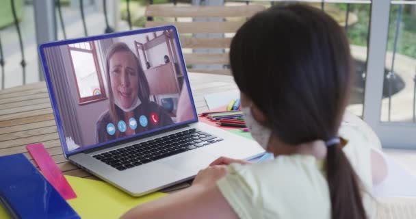 Menina Caucasiana Chat Vídeo Laptop Usando Máscara Facial Casa Distanciamento — Vídeo de Stock