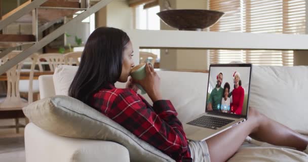 Mulher Raça Mista Usando Laptop Chat Vídeo Com Família Durante — Vídeo de Stock