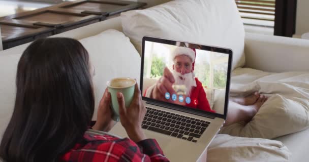 Gemischte Rassenfrau auf Laptop-Videochat beim Kaffee zu Weihnachten zu Hause — Stockvideo