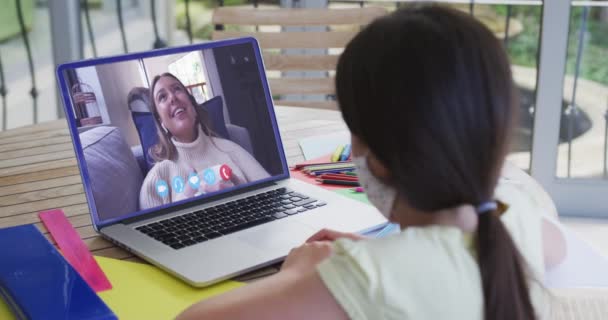 Chica Caucásica Chat Vídeo Portátil Con Máscara Facial Casa Distanciamiento — Vídeo de stock