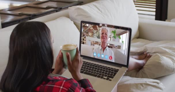 Gemischte Rassenfrau Auf Laptop Videochat Beim Kaffee Hause Soziale Distanzierung — Stockvideo
