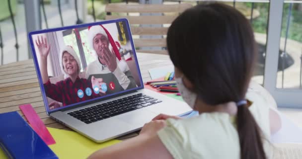 Menina Caucasiana Usando Máscara Facial Chat Vídeo Laptop Durante Natal — Vídeo de Stock