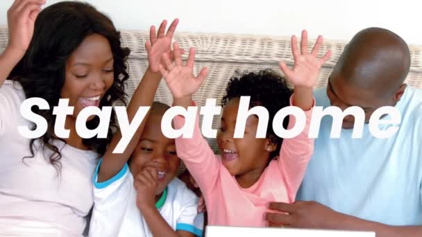 Animation Vistelse Hemma Text Över Familj Med Två Barn Global — Stockvideo