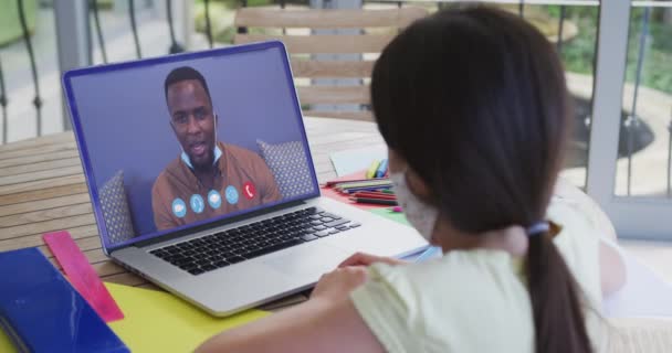 Běloška Notebooku Video Chat Maskou Doma Společenské Distancování Spojení Komunikace — Stock video