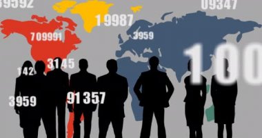 İş adamlarının silüetine ve gri arka plandaki dünya haritasına karşı sayıların artmasının dijital animasyonu. küresel iş konsepti