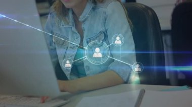 Ofisteki bilgisayarı kullanan bir kadına karşı bağlantı simgelerinin dijital videosu. küresel ağ ve iş konsepti
