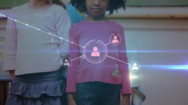 Okulda gülümseyen iki kıza karşı kurulan bağlantı ağının dijital videosu. küresel ağ oluşturma ve eğitim kavramı