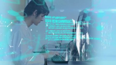 Bilgisayar kullanan beyaz bir erkek sağlık çalışanına karşı tıbbi veri işleme videosu. Fütürist tıbbi teknoloji kavramı.