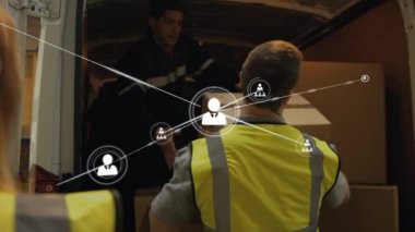 Teslimat kamyonundan paketleri boşaltan işçilere karşı kurulan bağlantı ağının dijital videosu. küresel ağ ve lojistik ulaşım kavramı.