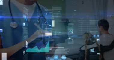 Hastanede dijital tablet kullanan erkek tıp uzmanına karşı dijital arayüzün dijital işleme videosu. tıp araştırması bilim konsepti