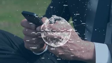 Arka planda akıllı telefon kullanarak insanların üzerindeki dünya ile bağlantı ağının animasyonu. Dijital arayüz iletişim teknolojisi konsepti dijital olarak oluşturuldu.