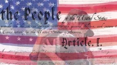 Bize bayrak sallayan ve karısını kucaklayan Amerikan askerine karşı anayasal metnimizin dijital videosu. Amerikan demokrasi kavramı