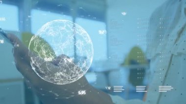 Akıllı telefon kullanan kadın üzerindeki bağlantı ağı ve veri işleme ağının animasyonu. dijital arayüz küresel bağlantı ve dijital olarak oluşturulan iletişim konsepti.