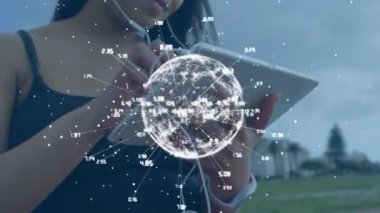 Tablet kullanan bir kadına karşı veri işleme ağı ile dünyanın animasyonu. global teknoloji bağlantısı dijital arayüz konsepti dijital olarak oluşturulmuş görüntü.