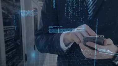 Arka planda akıllı telefon kullanan bir adamla veri işleme animasyonu. Dijital arayüz iletişim teknolojisi konsepti dijital olarak oluşturuldu.