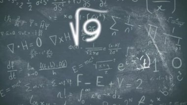 Siyah tahtada matematiksel denklemlere karşı yüzen matematiksel sembollerin ve formüllerin dijital animasyonu. okul ve eğitim kavramı