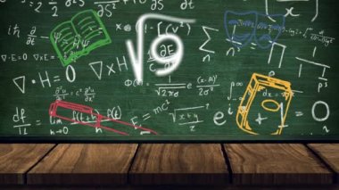 Okul konseptinin dijital animasyonları ahşap yüzey üzerinde yeşil arkaplandaki matematiksel denklemlere karşı. okul ve eğitim kavramı