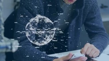 Akıllı telefon kullanan bir adam için veri işleme dünyası bağlantıları ve iş kelimelerinin animasyonu. dijital arayüz konsepti dijital olarak oluşturulmuş bağlantı ağı.