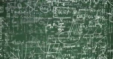 Matematiksel denklemlerin dijital animasyonu yeşil arkaplanda matematiksel sembollere karşı hareket ediyor. okul ve eğitim kavramı