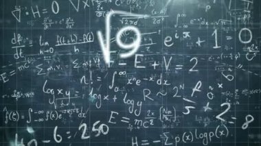 Matematiksel denklemlerin dijital animasyonu ve formülü kara tahtaya karşı yüzüyor. okul ve eğitim kavramı