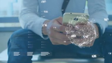 Akıllı telefon kullanan bir adam üzerinde bağlantı ağı ve veri işleme ağının animasyonu. dijital arayüz küresel bağlantı ve dijital olarak oluşturulan iletişim konsepti.