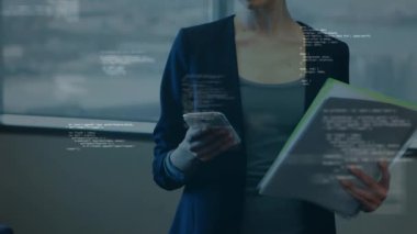 Ağ bağlantıları ve veri işleme ile akıllı telefon kullanan bir iş kadını animasyonu. küresel ağ teknolojisi konsepti dijital olarak oluşturulmuş görüntü.