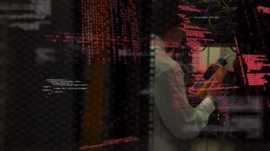 Sunucu odasında çalışan adama karşı veri işlemenin dijital bileşimi. Bilgisayar arayüzü teknolojisi ve çevrimiçi güvenlik kavramı.