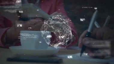 Dijital tablet kullanan kişi üzerindeki bağlantıların veri işleme küresinin animasyonu. dijital arayüz konsepti dijital olarak oluşturulmuş bağlantı ağı.