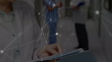 Hastanedeki tıbbi raporları okuyan kadın doktorlara karşı bir bağlantı ağı. tıp araştırma bilimi ve küresel ağ kavramı