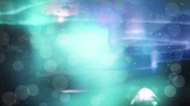 Mavi arka planda yeşil ışık noktalarına düşen karın dijital animasyonu. Noel kutlaması geleneği