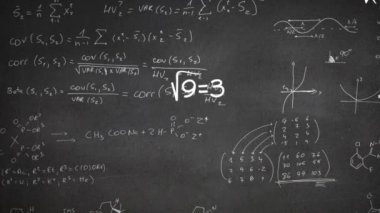 Matematiksel formüllerin dijital animasyonu ve simgeler siyah arkaplanda matematiksel denklemlere karşı yüzüyor. okul ve eğitim kavramı