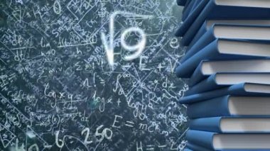 Kara tahtaya karşı yüzen matematik denklemlerine karşı kitap yığınının dijital bileşimi. okul ve eğitim kavramı