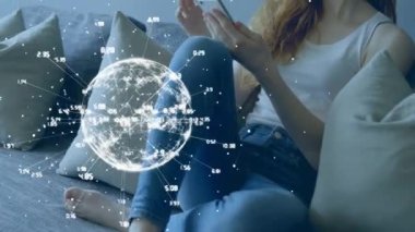 Akıllı telefon kullanan bir kadına karşı küresel bağlantı ağının dijital bileşimi. bilgisayar arayüzü ve ağ teknolojisi kavramı.