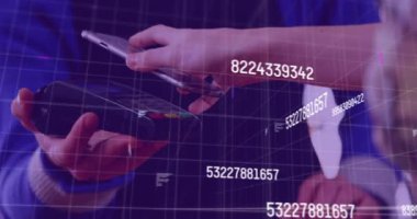 NFC teknolojisi kullanarak ödemeyi yapan kişiye karşı sayıların dijital bileşimi. bilgisayar arayüzü teknolojisi kavramı.