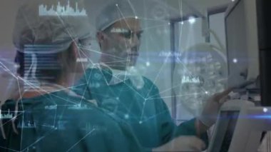 Hastanedeki makineyi kullanan kadın ve erkek cerrahlara karşı olan bağlantılar. tıp araştırma bilimi ve küresel ağ kavramı