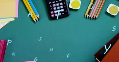 Yeşil yüzeyde okul sabit donanımına karşı yüzen çoklu alfabelerin dijital bileşimi. okul ve eğitim kavramı