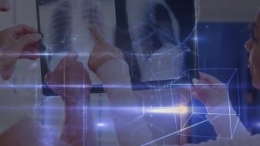 Hastanedeki röntgen raporunu inceleyen kadın ve erkek doktorlara karşı hareket eden matematiksel denklemler. tıp araştırması bilim konsepti