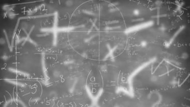 Gri arkaplanda sembollere karşı yüzen matematiksel denklemlerin dijital animasyonu. okul ve eğitim kavramı