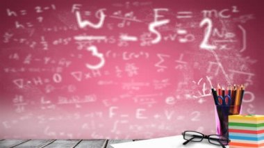 Ahşap zemin üzerindeki okul sabit ekipmanlarının dijital bileşimi pembe zemin üzerindeki matematiksel denklemlere karşı. okul ve eğitim kavramı