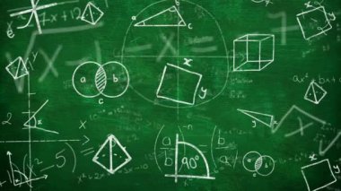 Yeşil zemin üzerinde matematiksel denklemlere karşı çoklu geometrik şekillerin dijital animasyonu. okul ve eğitim kavramı