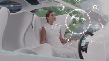 Şehrin etrafında dolaşan fütüristik arabada oturan beyaz bir kadına karşı bağlantı ikonlarıyla dönen dünyanın dijital kompozisyonu. Bilgisayar arayüzü ve gelecekteki teknoloji kavramı